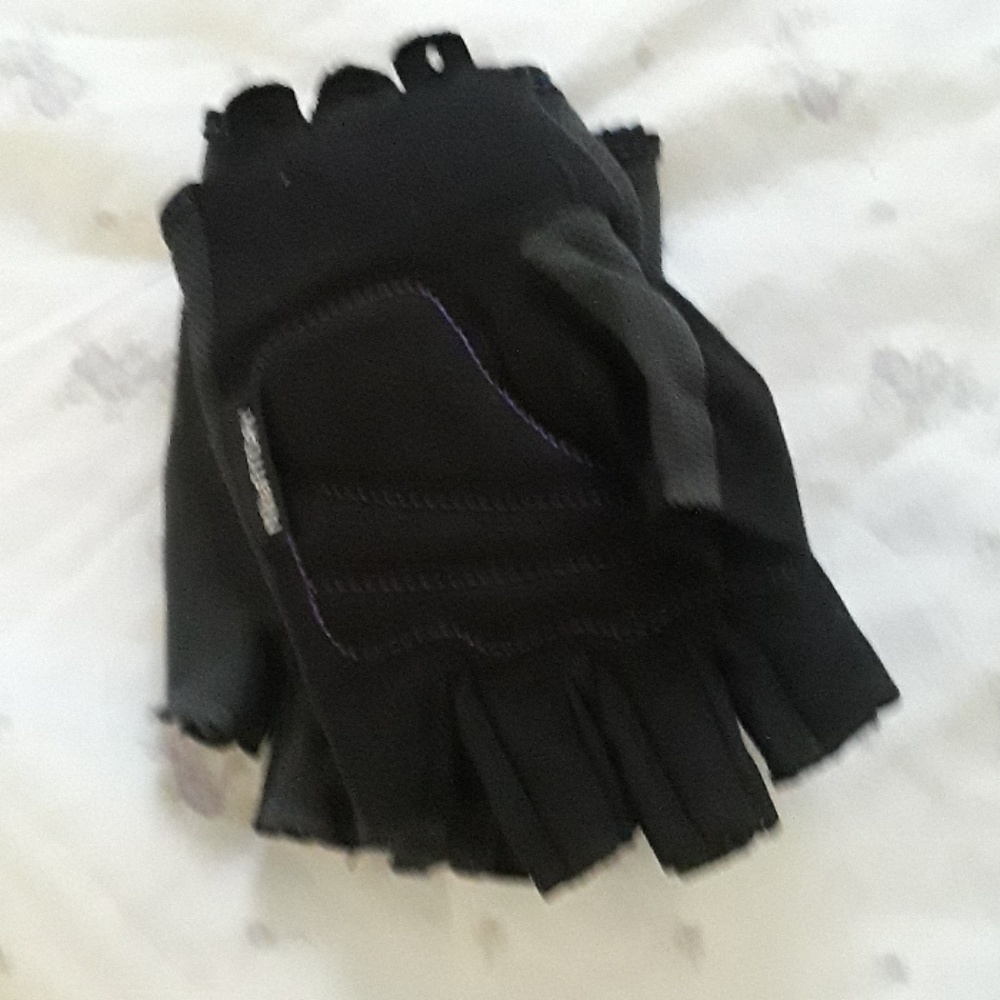 Gloves - Picture 3 of 3